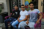 Yousef Kemmed, Yassine Boujnana en Stanley Fosu hielpen de eigenaar naar buiten
