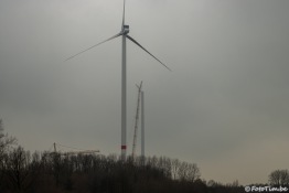 Windmolen in aanbouw tolt en maakt schurend geluid in Zelzate