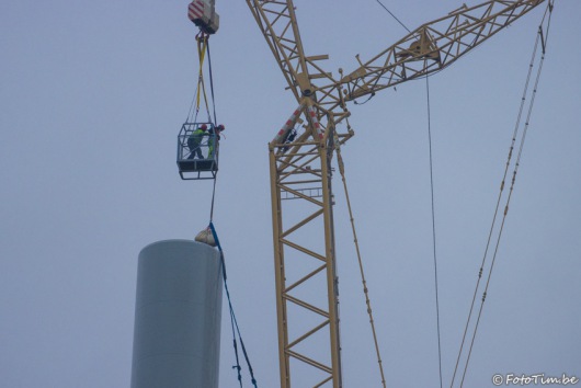 Windmolen in aanbouw tolt en maakt schurend geluid in Zelzate