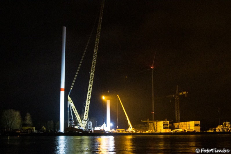 Windmolen in aanbouw tolt en maakt schurend geluid in Zelzate